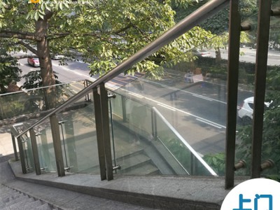 龍泰梯業護欄廠家 天橋不銹鋼樓梯玻璃護欄 城市天橋護欄景觀工程
